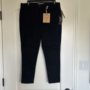 Democracy shaping jeans
Size 32 
Color Black